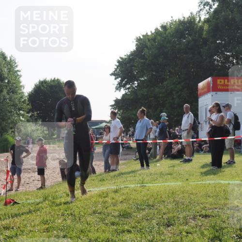 15.06.2025 - 27. Vierlanden-Triathlon KatJ http://msf.ph/oto/7980413 15.06.2025 08:44:51 Schwimmen 81, 160 meine-sportfotos.de