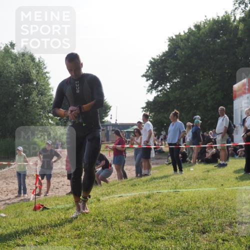 15.06.2025 - 27. Vierlanden-Triathlon KatJ http://msf.ph/oto/7980424 15.06.2025 08:44:53 Schwimmen 81, 160 meine-sportfotos.de