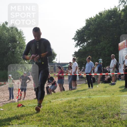 15.06.2025 - 27. Vierlanden-Triathlon KatJ http://msf.ph/oto/7980431 15.06.2025 08:44:53 Schwimmen 81, 160 meine-sportfotos.de