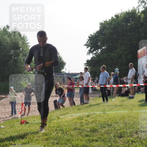 15.06.2025 - 27. Vierlanden-Triathlon KatJ http://msf.ph/oto/7980434 15.06.2025 08:44:53 Schwimmen 81, 160 meine-sportfotos.de