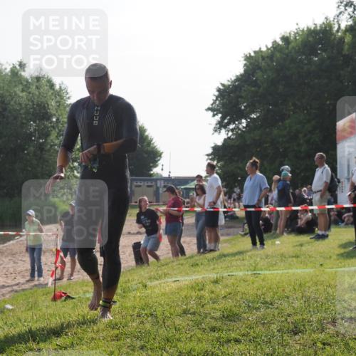 15.06.2025 - 27. Vierlanden-Triathlon KatJ http://msf.ph/oto/7980439 15.06.2025 08:44:53 Schwimmen 81, 160 meine-sportfotos.de