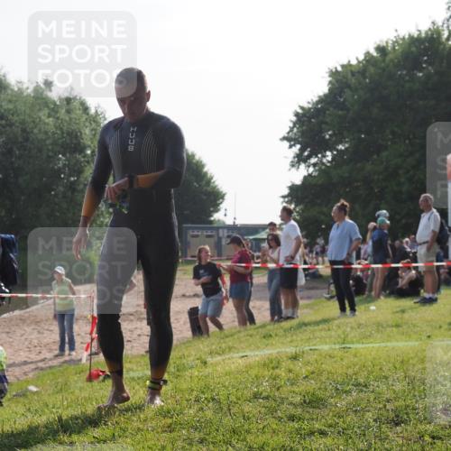 15.06.2025 - 27. Vierlanden-Triathlon KatJ http://msf.ph/oto/7980444 15.06.2025 08:44:53 Schwimmen 81, 160 meine-sportfotos.de