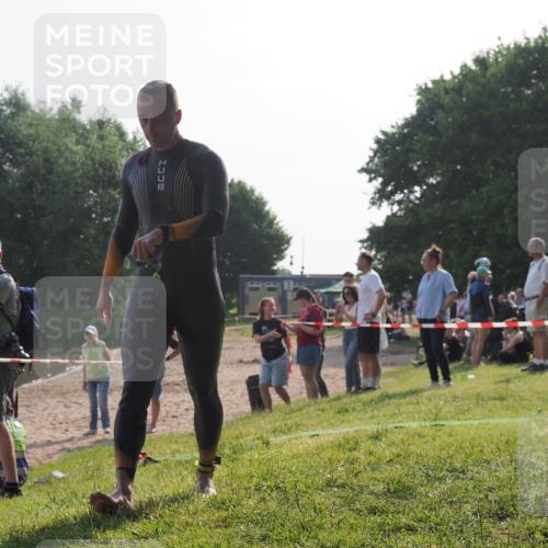15.06.2025 - 27. Vierlanden-Triathlon KatJ http://msf.ph/oto/7980450 15.06.2025 08:44:53 Schwimmen 81, 160 meine-sportfotos.de