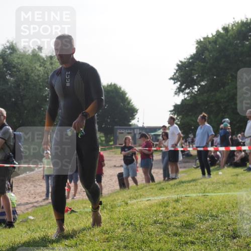 15.06.2025 - 27. Vierlanden-Triathlon KatJ http://msf.ph/oto/7980456 15.06.2025 08:44:53 Schwimmen 81, 160 meine-sportfotos.de