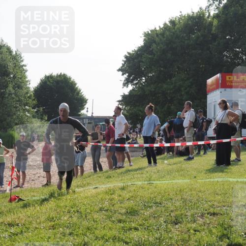 15.06.2025 - 27. Vierlanden-Triathlon KatJ http://msf.ph/oto/7980482 15.06.2025 08:44:56 Schwimmen 81, 160 meine-sportfotos.de