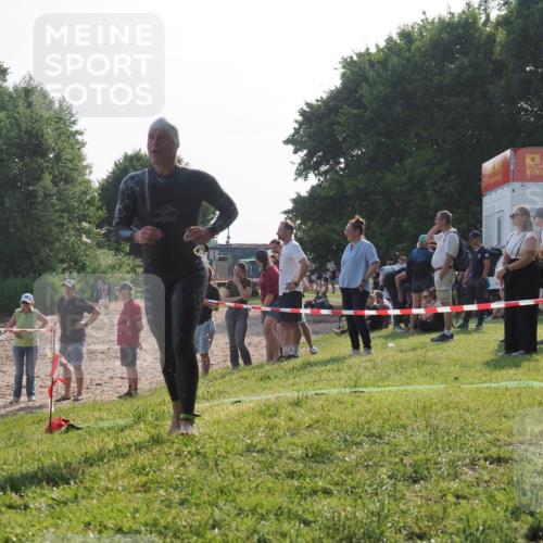 15.06.2025 - 27. Vierlanden-Triathlon KatJ http://msf.ph/oto/7980512 15.06.2025 08:44:57 Schwimmen 81, 160 meine-sportfotos.de