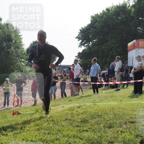 15.06.2025 - 27. Vierlanden-Triathlon KatJ http://msf.ph/oto/7980515 15.06.2025 08:44:57 Schwimmen 81, 160 meine-sportfotos.de