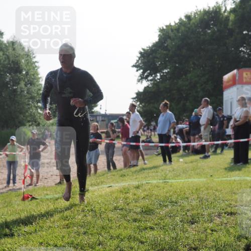15.06.2025 - 27. Vierlanden-Triathlon KatJ http://msf.ph/oto/7980524 15.06.2025 08:44:58 Schwimmen 81, 160 meine-sportfotos.de