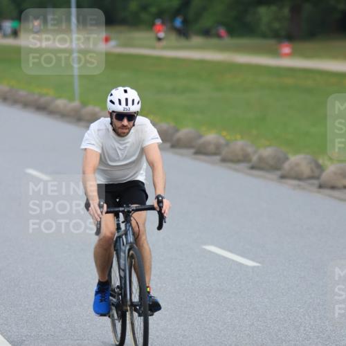15.06.2025 - 27. Vierlanden-Triathlon H.Heesch http://msf.ph/oto/7980529 15.06.2025 10:40:40 Radfahren 9, 193, 253, 556 meine-sportfotos.de