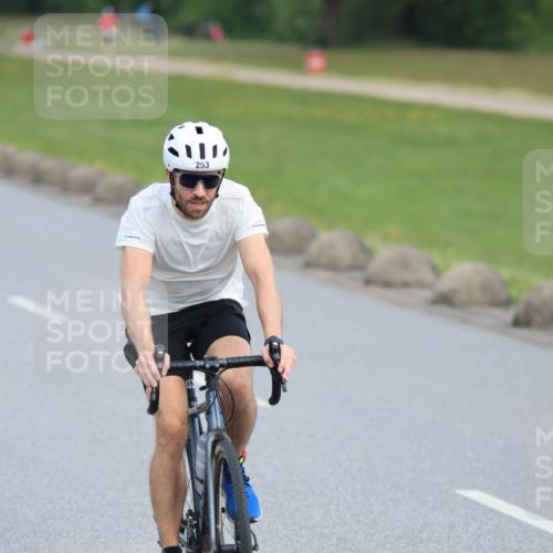 15.06.2025 - 27. Vierlanden-Triathlon H.Heesch http://msf.ph/oto/7980536 15.06.2025 10:40:40 Radfahren 9, 193, 253, 556 meine-sportfotos.de