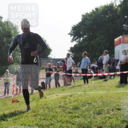 15.06.2025 - 27. Vierlanden-Triathlon KatJ http://msf.ph/oto/7980543 15.06.2025 08:44:58 Schwimmen 81, 160 meine-sportfotos.de