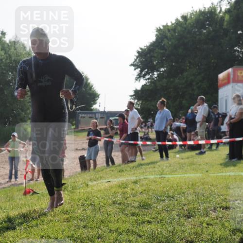 15.06.2025 - 27. Vierlanden-Triathlon KatJ http://msf.ph/oto/7980548 15.06.2025 08:44:58 Schwimmen 81, 160 meine-sportfotos.de