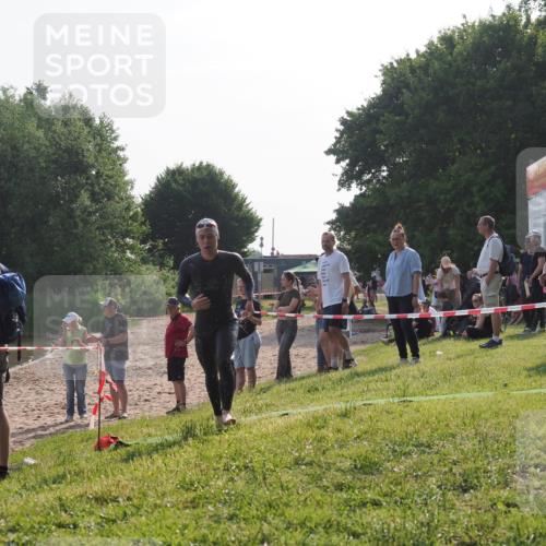 15.06.2025 - 27. Vierlanden-Triathlon KatJ http://msf.ph/oto/7980598 15.06.2025 08:45:16 Schwimmen 127 meine-sportfotos.de
