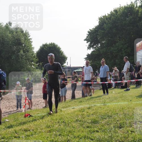 15.06.2025 - 27. Vierlanden-Triathlon KatJ http://msf.ph/oto/7980618 15.06.2025 08:45:16 Schwimmen 127 meine-sportfotos.de