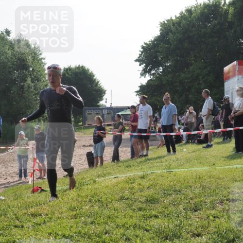15.06.2025 - 27. Vierlanden-Triathlon KatJ http://msf.ph/oto/7980632 15.06.2025 08:45:17 Schwimmen 127 meine-sportfotos.de