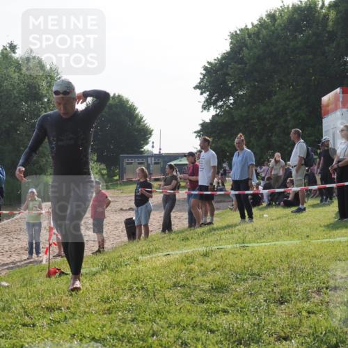 15.06.2025 - 27. Vierlanden-Triathlon KatJ http://msf.ph/oto/7980642 15.06.2025 08:45:18 Schwimmen 127 meine-sportfotos.de