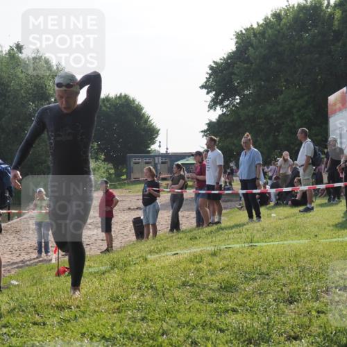 15.06.2025 - 27. Vierlanden-Triathlon KatJ http://msf.ph/oto/7980650 15.06.2025 08:45:18 Schwimmen 127 meine-sportfotos.de