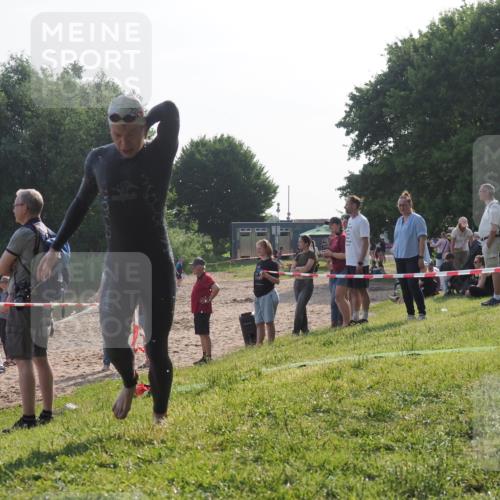 15.06.2025 - 27. Vierlanden-Triathlon KatJ http://msf.ph/oto/7980657 15.06.2025 08:45:18 Schwimmen 127 meine-sportfotos.de