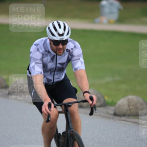 15.06.2025 - 27. Vierlanden-Triathlon H.Heesch http://msf.ph/oto/7980673 15.06.2025 10:41:15 Radfahren 114, 152, 366, 426 meine-sportfotos.de