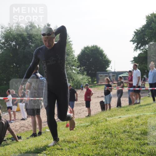 15.06.2025 - 27. Vierlanden-Triathlon KatJ http://msf.ph/oto/7980678 15.06.2025 08:45:18 Schwimmen 127 meine-sportfotos.de