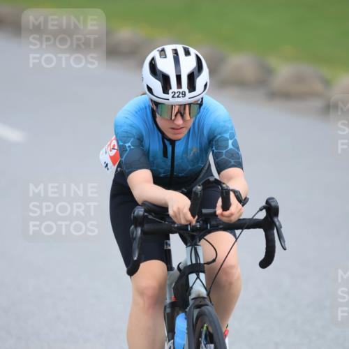 15.06.2025 - 27. Vierlanden-Triathlon H.Heesch http://msf.ph/oto/7980712 15.06.2025 10:41:26 Radfahren 106, 127, 198, 229, 351, 436, 453 meine-sportfotos.de