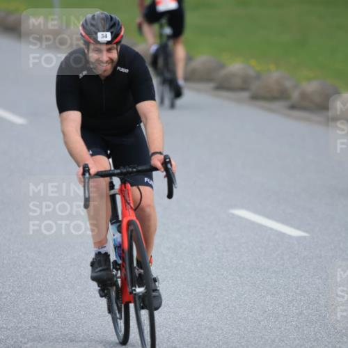15.06.2025 - 27. Vierlanden-Triathlon H.Heesch http://msf.ph/oto/7980814 15.06.2025 10:41:52 Radfahren 34, 121, 134, 151, 213, 250, 293 meine-sportfotos.de