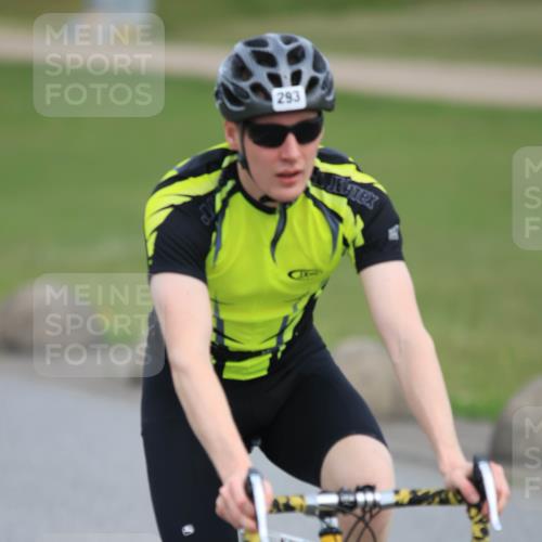 15.06.2025 - 27. Vierlanden-Triathlon H.Heesch http://msf.ph/oto/7980843 15.06.2025 10:41:55 Radfahren 34, 121, 151, 213, 250, 293 meine-sportfotos.de