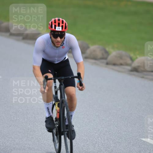 15.06.2025 - 27. Vierlanden-Triathlon H.Heesch http://msf.ph/oto/7980889 15.06.2025 10:42:15 Radfahren 29, 139, 287, 827 meine-sportfotos.de