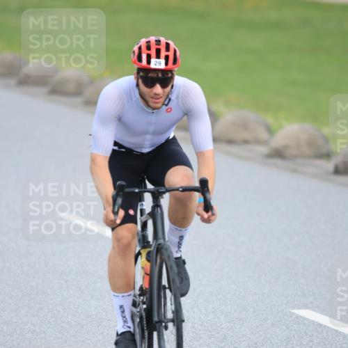 15.06.2025 - 27. Vierlanden-Triathlon H.Heesch http://msf.ph/oto/7980894 15.06.2025 10:42:16 Radfahren 29, 139, 287 meine-sportfotos.de