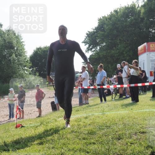 15.06.2025 - 27. Vierlanden-Triathlon KatJ http://msf.ph/oto/7980918 15.06.2025 08:45:50 Schwimmen 13, 104, 106, 116, 125, 150 meine-sportfotos.de