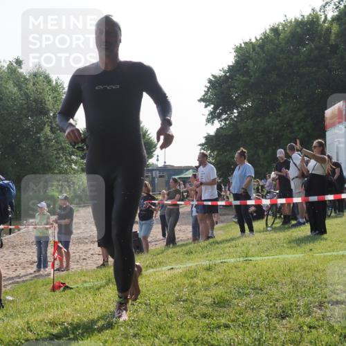 15.06.2025 - 27. Vierlanden-Triathlon KatJ http://msf.ph/oto/7980938 15.06.2025 08:45:50 Schwimmen 13, 104, 106, 116, 125, 150 meine-sportfotos.de