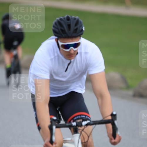 15.06.2025 - 27. Vierlanden-Triathlon H.Heesch http://msf.ph/oto/7980968 15.06.2025 10:42:45 Radfahren 115, 147, 347, 1399 meine-sportfotos.de