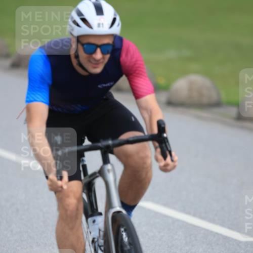 15.06.2025 - 27. Vierlanden-Triathlon H.Heesch http://msf.ph/oto/7981046 15.06.2025 10:45:36 Radfahren 81, 84, 415, 450 meine-sportfotos.de