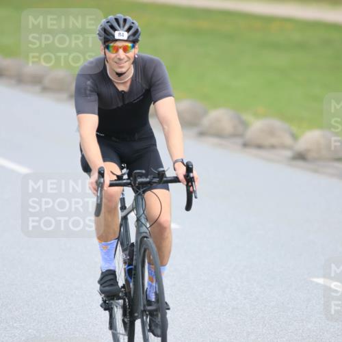 15.06.2025 - 27. Vierlanden-Triathlon H.Heesch http://msf.ph/oto/7981050 15.06.2025 10:45:38 Radfahren 81, 84, 450, 462 meine-sportfotos.de