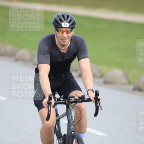 15.06.2025 - 27. Vierlanden-Triathlon H.Heesch http://msf.ph/oto/7981051 15.06.2025 10:45:39 Radfahren 81, 84, 450, 462 meine-sportfotos.de