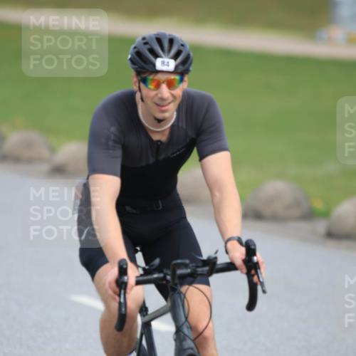 15.06.2025 - 27. Vierlanden-Triathlon H.Heesch http://msf.ph/oto/7981055 15.06.2025 10:45:39 Radfahren 81, 84, 450, 462 meine-sportfotos.de