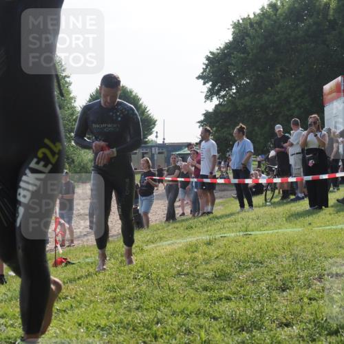 15.06.2025 - 27. Vierlanden-Triathlon KatJ http://msf.ph/oto/7981092 15.06.2025 08:45:58 Schwimmen 13, 106, 142, 150, 152 meine-sportfotos.de
