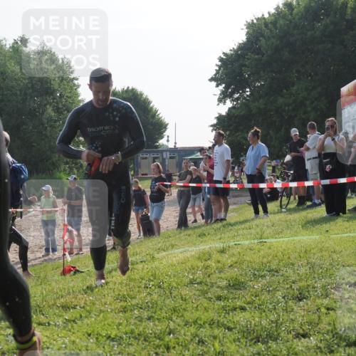 15.06.2025 - 27. Vierlanden-Triathlon KatJ http://msf.ph/oto/7981114 15.06.2025 08:45:58 Schwimmen 13, 106, 142, 150, 152 meine-sportfotos.de