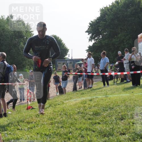15.06.2025 - 27. Vierlanden-Triathlon KatJ http://msf.ph/oto/7981122 15.06.2025 08:45:59 Schwimmen 13, 106, 134, 142, 150, 152 meine-sportfotos.de