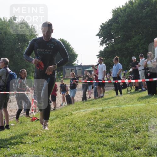 15.06.2025 - 27. Vierlanden-Triathlon KatJ http://msf.ph/oto/7981132 15.06.2025 08:45:59 Schwimmen 13, 106, 134, 142, 150, 152 meine-sportfotos.de