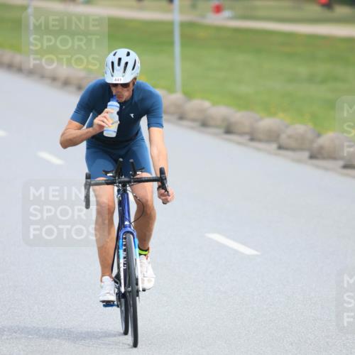 15.06.2025 - 27. Vierlanden-Triathlon H.Heesch http://msf.ph/oto/7981139 15.06.2025 10:46:43 Radfahren 441 meine-sportfotos.de
