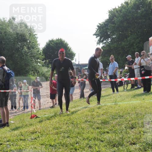 15.06.2025 - 27. Vierlanden-Triathlon KatJ http://msf.ph/oto/7981366 15.06.2025 08:46:06 Schwimmen 106, 134, 142, 152, 194 meine-sportfotos.de