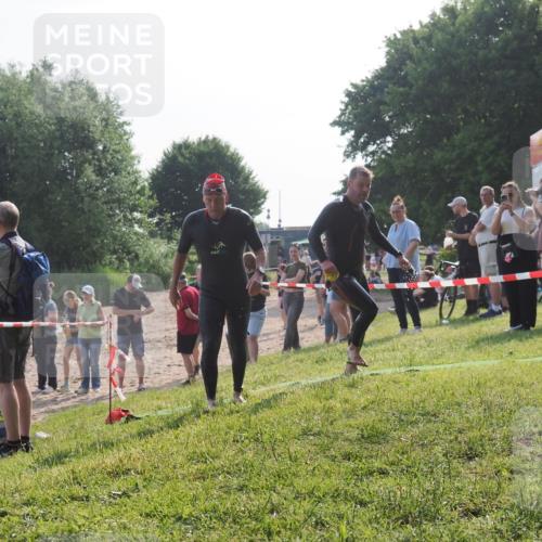15.06.2025 - 27. Vierlanden-Triathlon KatJ http://msf.ph/oto/7981371 15.06.2025 08:46:06 Schwimmen 106, 134, 142, 152, 194 meine-sportfotos.de