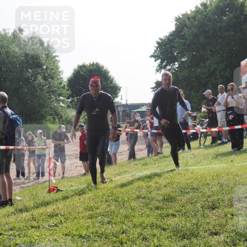 15.06.2025 - 27. Vierlanden-Triathlon KatJ http://msf.ph/oto/7981387 15.06.2025 08:46:06 Schwimmen 106, 134, 142, 152, 194 meine-sportfotos.de
