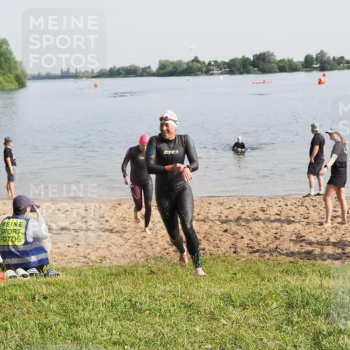 21.06.2025 - 27. Vierlanden-Triathlon MichiJ http://msf.ph/oto/7981455 15.06.2026 09:03:09 Schwimmen 219, 248 meine-sportfotos.de