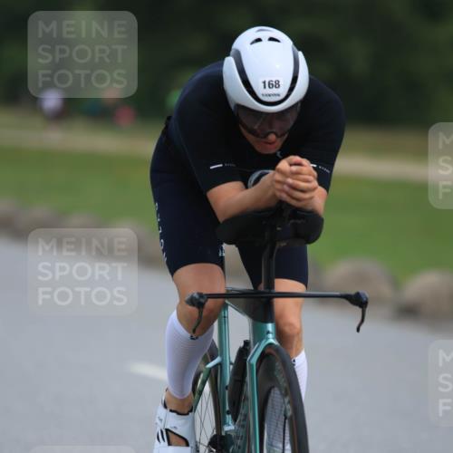 15.06.2025 - 27. Vierlanden-Triathlon H.Heesch http://msf.ph/oto/7981468 15.06.2025 10:47:53 Radfahren 27, 37, 168, 172, 1397 meine-sportfotos.de