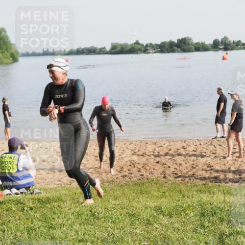 21.06.2025 - 27. Vierlanden-Triathlon MichiJ http://msf.ph/oto/7981486 15.06.2026 09:03:10 Schwimmen 219, 248 meine-sportfotos.de