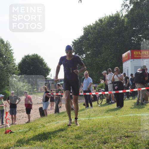 15.06.2025 - 27. Vierlanden-Triathlon KatJ http://msf.ph/oto/7981546 15.06.2025 08:46:11 Schwimmen 134, 152, 194 meine-sportfotos.de