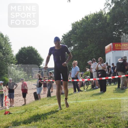 15.06.2025 - 27. Vierlanden-Triathlon KatJ http://msf.ph/oto/7981556 15.06.2025 08:46:11 Schwimmen 134, 152, 194 meine-sportfotos.de