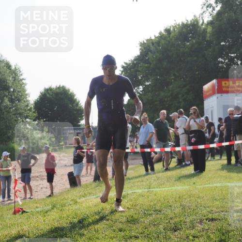 15.06.2025 - 27. Vierlanden-Triathlon KatJ http://msf.ph/oto/7981583 15.06.2025 08:46:12 Schwimmen 134, 152, 194 meine-sportfotos.de